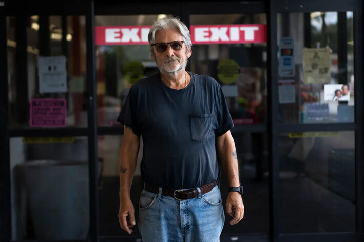 Robert Whalen antes de comprar en Ollie's bargain outlet en Hinesville, Georgia, el 28 de agosto de 2024. (Madalina Vasiliu/The Epoch Times)