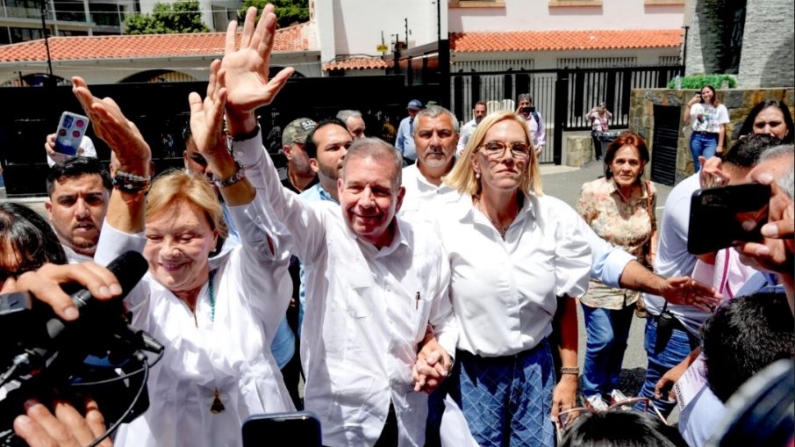 El candidato presidencial de la oposición venezolana Edmundo González gesticula mientras llega a un colegio electoral para votar en las elecciones presidenciales del país, en Caracas, Venezuela, el 28 de julio de 2024. (Alexandre Meneghini/Reuters)