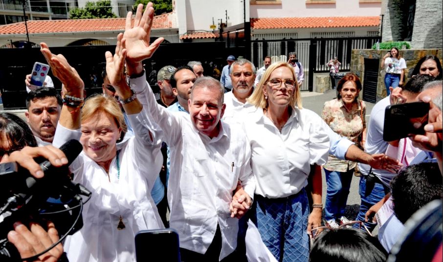 El candidato presidencial de la oposición venezolana Edmundo González gesticula mientras llega a un colegio electoral para votar en las elecciones presidenciales del país, en Caracas, Venezuela, el 28 de julio de 2024. (Alexandre Meneghini/Reuters)