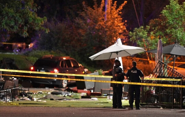 La policía se muestra en la escena donde un coche se estrelló contra la zona de asientos del patio de Park Tavern en St. Louis Park, Minnesota, el 1 de septiembre de 2024. (Jeff Wheeler/Star Tribune vía AP). 
