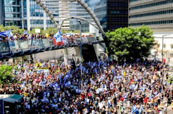 Familiares y simpatizantes de los rehenes israelíes retenidos desde octubre de 2023 por terroristas de Hamás en la Franja de Gaza levantan banderas y pancartas durante una concentración para pedir su liberación en Tel Aviv, Israel, el 2 de septiembre de 2024. (Jack Guez/AFP vía Getty Images)