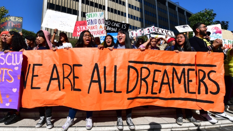 Estudiantes y simpatizantes de DACA se manifestaron en el centro de Los Ángeles, California, el 12 de noviembre de 2019, mientras la Corte Suprema de EE. UU. escuchaba argumentos para tomar una decisión sobre el futuro de los "Dreamers", como se conoce a los beneficiarios de DACA (Acción Diferida para los Llegados en la Infancia).(FREDERIC J. BROWN/AFP via Getty Images)