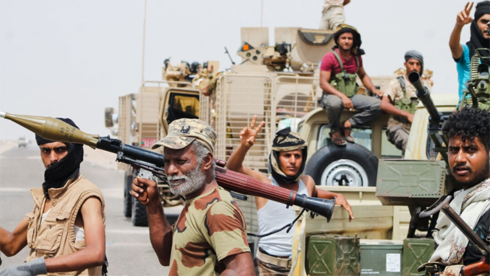 Combatientes contra los rebeldes chiíes conocidos como Houthis se reúnen en la carretera que conduce a la base de Al-Anad, cerca de Adén, en la provincia meridional de Lahej, Yemen, el 3 de agosto de 2015. (AP Photo/Wael Qubady)
