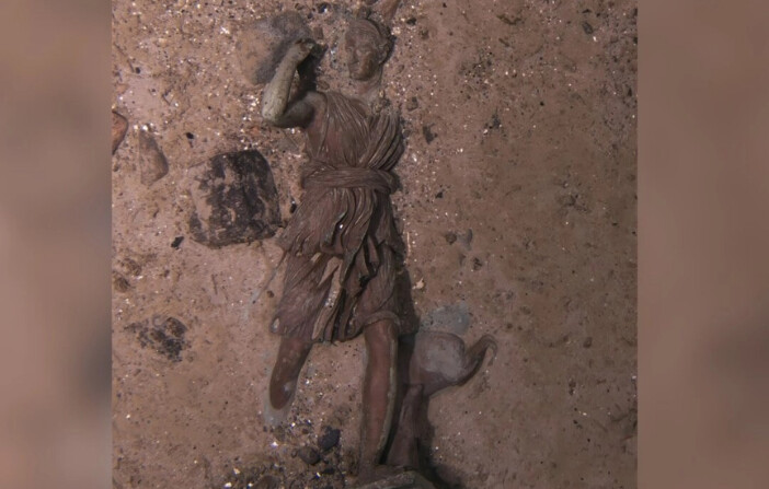 La estatua de bronce «Diana de Versalles» del Titanic fotografiada este verano por una empresa con derechos de salvamento en el lugar del naufragio en su primera expedición allí en muchos años en esta imagen publicada el 2 de septiembre de 2024. (RMS Titanic Inc. vía AP). 
