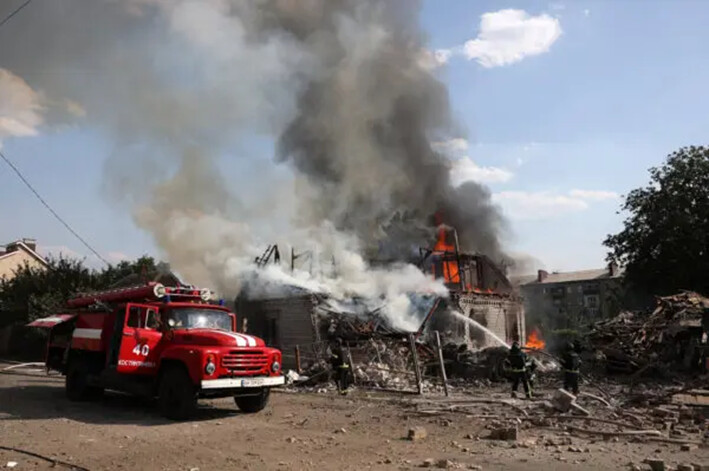 Rescatistas apagan un incendio en una casa particular destruida durante un ataque con misiles en Kostyatynivka, región de Donetsk, el 21 de julio de 2024. (Anatolii Stepanov / AFP vía Getty Images)