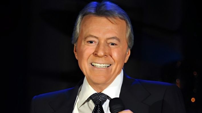 En esta foto cedida por Las Vegas News Bureau, el actor James Darren se presenta en concierto en el Rampart Casino el 18 de noviembre de 2012 en Las Vegas, Nevada. (Glenn Pinkerton/Las Vegas News bureau vía Getty Images)