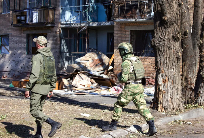 Voluntarios locales caminan junto a un edificio dañado por los ataques ucranianos en Kursk, Rusia, el 16 de agosto de 2024. (Tatyana Makeyeva/AFP vía Getty Images)