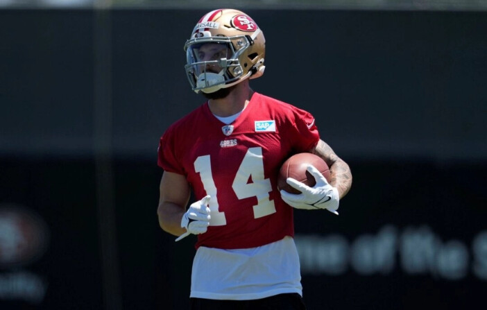 El receptor novato de los 49ers Ricky Pearsall lleva el balón durante el minicampamento de novatos del equipo de la NFL en Santa Clara, California, el 10 de mayo de 2024. (Jeff Chiu/Foto AP). 