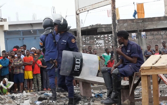 Agentes de policía fuera de la prisión de Makala en Kinshasa, República Democrática del Congo, el 2 de septiembre de 2024. (AP)