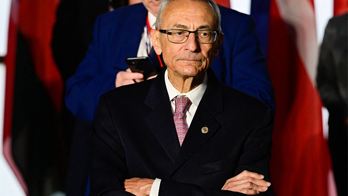 John Podesta, asesor principal del Presidente de EE. UU. para Innovación e Implementación de Energía Limpia, durante la reunión del Diálogo Petersberg sobre el Clima en Berlín, Alemania, el 26 de abril de 2024. (John Macdougall/AFP vía Getty Images)
