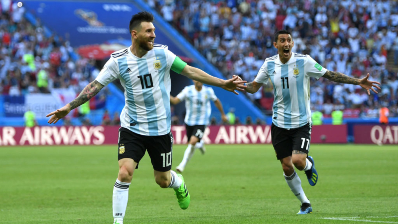 Lionel Messi y Ángel Di María de Argentina celebran después de que su compañero Gabriel Mercado anota el segundo gol de su equipo durante el partido de octavos de final de la Copa Mundial de la FIFA Rusia 2018 entre Francia y Argentina en Kazán Arena el 30 de junio de 2018 en Kazán, Rusia. (Shaun Botterill/Getty Images)