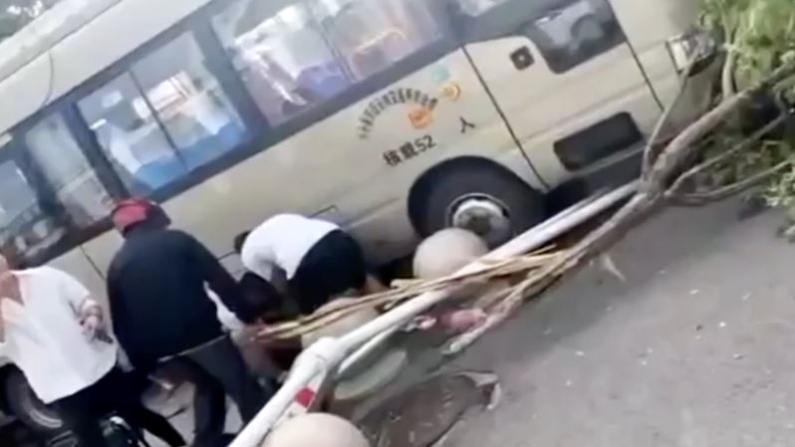 Varias personas ayudan a una víctima herida tras el accidente de un autobús en la provincia oriental china de Shandong, el 3 de septiembre de 2024. (Redes sociales vía Reuters/Captura de pantalla vía The Epoch Times)