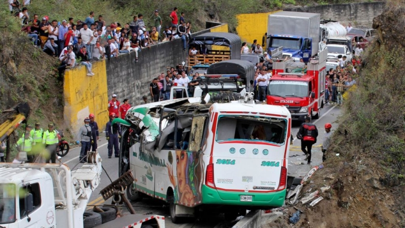 En una imagen de archivo, rescatistas aseguran un autobús de caer por un barranco después de un accidente en la carretera Panamericana en Altos de Peñalisa, cerca de la ciudad de Pasto, en el departamento colombiano de Narino, el 15 de octubre de 2022. (Leonardo Castro/AFP vía Getty Images)