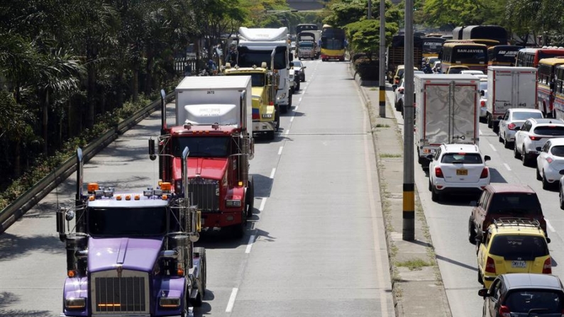 Camioneros participan en una movilización contra el Gobierno de Colombia por el anuncio del alza en el precio del diesel. EFE/ Luis Eduardo Noriega Arboleda
