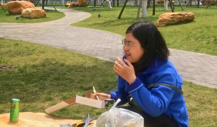 Zhang Zhan come en un parque durante una visita a Wuhan, en la provincia de Hubei, China, el 14 de abril de 2020. (Cortesía de Melanie Wang vía AP)