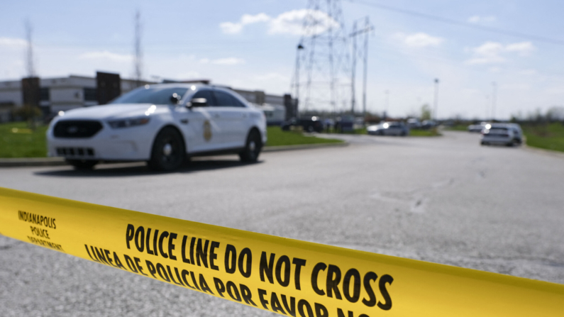 Imagen de archivo: La cinta de precaución de la policía bloquea la entrada al lugar de un tiroteo masivo en Indianápolis, Indiana, el viernes 16 de abril de 2021.  (JEFF DEAN/AFP via Getty Images)