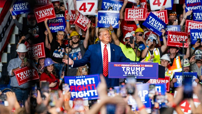 El expresidente Donald Trump llega para hablar en un mitin en Johnstown, Pensilvania, el 30 de agosto de 2024. (Roberto Schmidt//AFP vía Getty Images)
