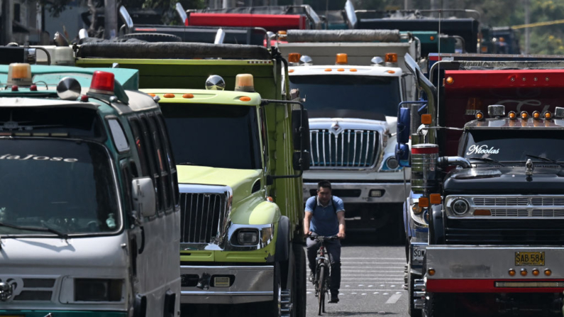 Un hombre monta su bicicleta en una calle bloqueada por camioneros durante una protesta en Bogotá (Colombia) el 3 de septiembre de 2024. (Raul Arboleda/AFP vía Getty Images)