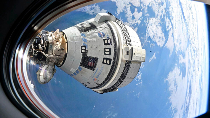 La nave espacial Starliner de Boeing que lanzó a los astronautas Butch Wilmore y Suni Williams a la Estación Espacial Internacional acoplada al puerto delantero del módulo Harmony el 3 de julio de 2024, vista desde una ventana de la nave espacial SpaceX Dragon Endeavour acoplada al puerto adyacente. (NASA vía AP)
