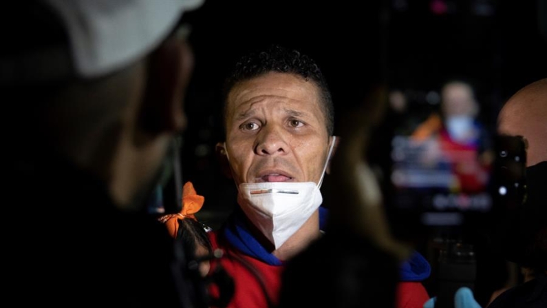 Fotografía de archivo del exdiputado Gilber Caro tras ser liberado, en Caracas (Venezuela). EFE/ Rayner Peña R