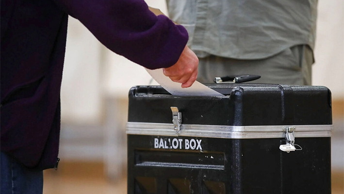 Un votante deposita su boleta en un colegio electoral en Hellgate Elementary School en Missoula, Montana, el 25 de mayo de 2017. (Justin Sullivan/Getty Images)
