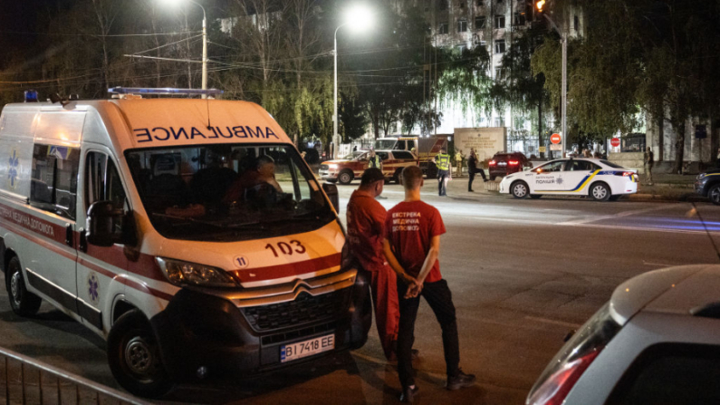 Trabajadores médicos esperan fuera de un centro educativo militar tras ser alcanzado por misiles rusos en Poltava, este de Ucrania, el 3 de septiembre de 2024. (Patryk Jaraccz/AFP vía Getty Images)