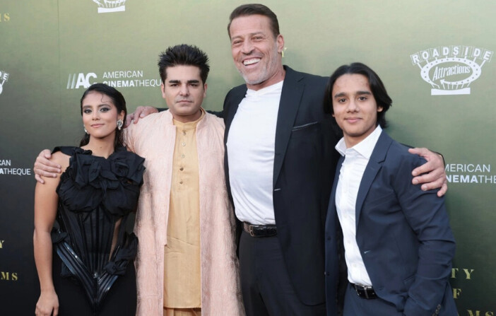 (De izq. a dcha.) Renata Vaca, Mohit Ramchandani, Tony Robbins y Ari Lopez asisten a la proyección del estreno de "City of Dreams" en Los Ángeles el 23 de agosto de 2024. (Amy Sussman/Getty Images). 
