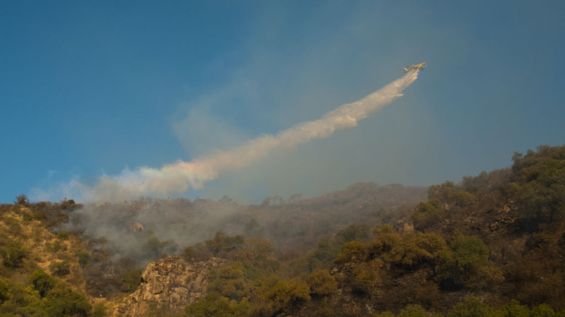 Avión hidrante combate los incendios forestales en Casa Grande el 26 de agosto de 2020 en Córdoba, Argentina. (Sebastian Salguero/Getty Images)