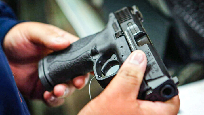 Un cliente compra una pistola en Tinley Park, Illinois, el 17 de diciembre de 2012. (Scott Olson/Getty Images)
