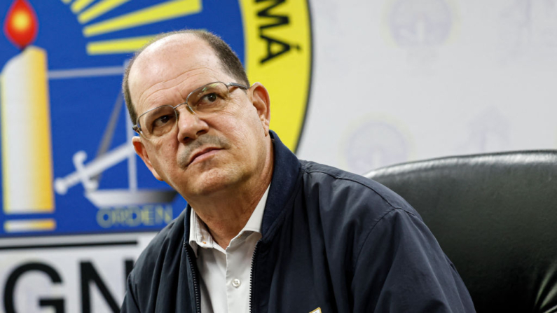 El presidente de la Federación Panameña de Fútbol, Manuel Arias, observa durante una rueda de prensa en el Ministerio Público en Ciudad de Panamá (Panamá) el 3 de septiembre de 2024. (Martin Bernetti/AFP vía Getty Images)