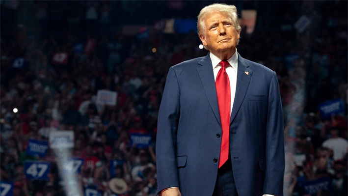 El candidato presidencial republicano y expresidente Donald Trump sube al escenario durante un mitin de campaña en el Desert Diamond Arena de Glendale, Arizona, el 23 de agosto de 2024. (Rebecca Noble/Getty Images)
