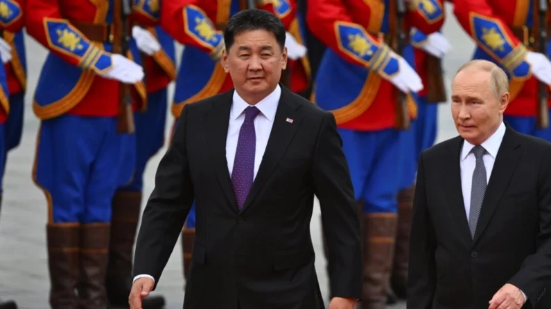 El presidente ruso, Vladímir Putin (d), camina junto al presidente mongol, Ukhnaagiin Khurelsukh (i), durante una ceremonia de bienvenida en la plaza Sukhbaatar de Ulán Bator, Mongolia, el 3 de septiembre de 2024. (Kristina Kormilitsyna, Sputnik, Kremlin Pool Photo vía AP)