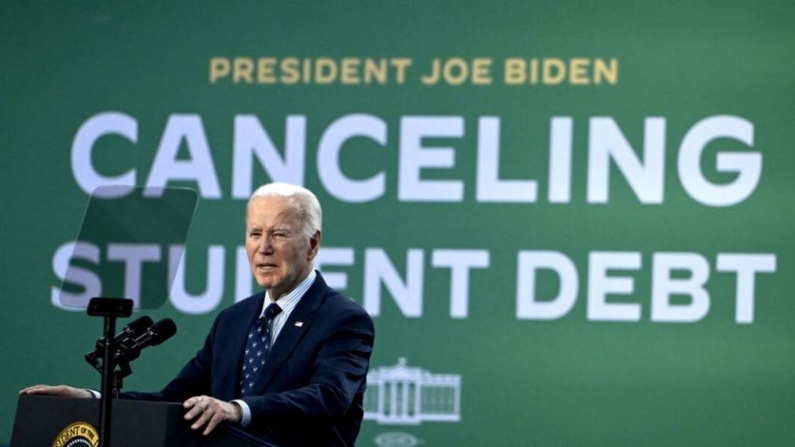 El presidente Joe Biden habla sobre el alivio de los préstamos estudiantiles en el Madison College en Madison, Wisconsin, el 8 de abril de 2024. (Andrew Caballero-Reynolds/AFP vía Getty Images)