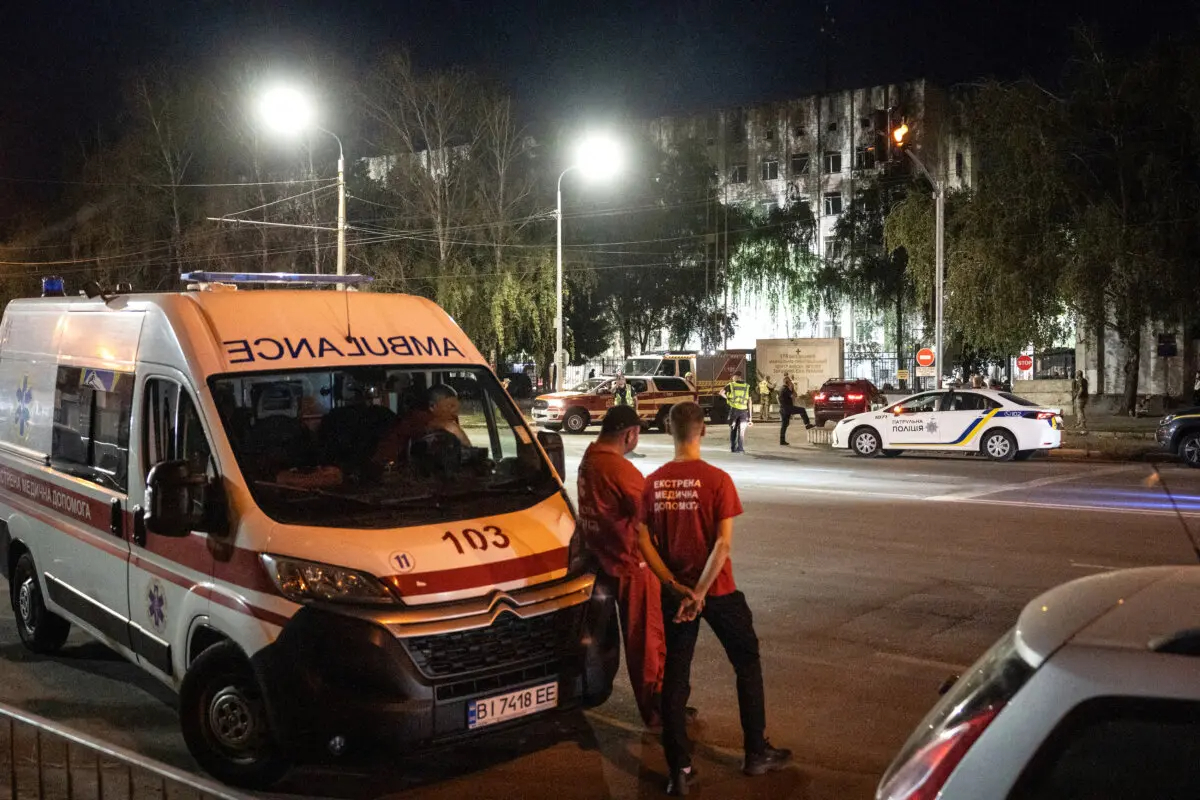 Trabajadores médicos esperan fuera de un centro educativo militar tras ser alcanzado por misiles rusos en Poltava, este de Ucrania, el 3 de septiembre de 2024 (Patryk Jaraccz/AFP via Getty Images)