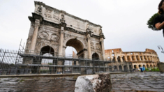 Antiguo Arco Romano de Constantino es dañado por un rayo