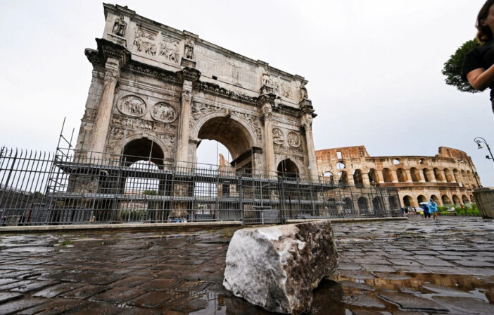 Fragmentos del Arco de Constantino yacen en el suelo después que un rayo lo cayera durante una tormenta en Roma el 3 de septiembre de 2024. (Alberto Lingria/Reuters).