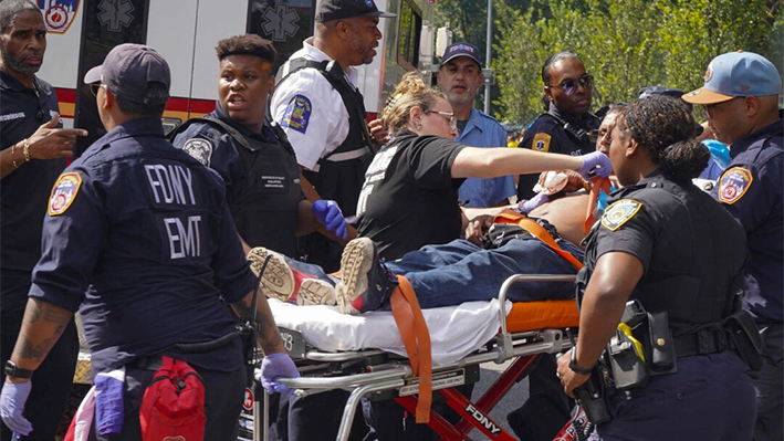 Equipos de paramédicos atienden a un hombre herido durante un tiroteo en el Desfile de las Indias Occidentales, el lunes 2 de septiembre de 2024, en el barrio de Brooklyn de Nueva York. (Nancy Siesel vía AP)
