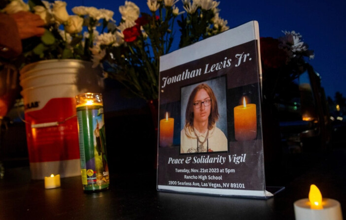 Un monumento en memoria de Jonathan Lewis Jr. en un callejón cerca de Rancho High School en el este de Las Vegas, Nevada, el 21 de noviembre de 2023. (Ty O'Neil/Foto AP). 
