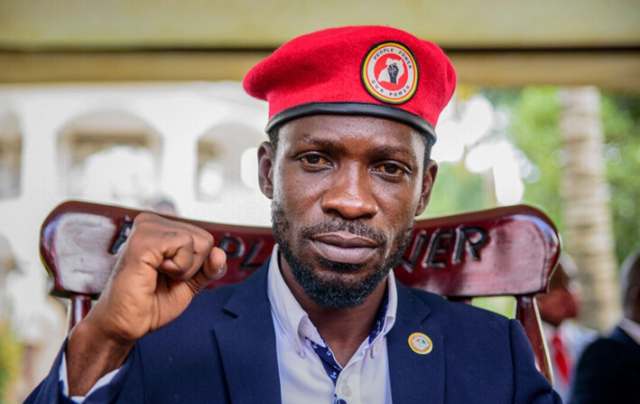 El candidato presidencial de la oposición, Bobi Wine, cuyo verdadero nombre es Kyagulanyi Ssentamu, hace un gesto mientras habla con los medios de comunicación fuera de su casa después de que los soldados del gobierno se retiraran de ella, en Magere, cerca de Kampala, en Uganda, el 26 de enero de 2021. (AP Photo/Nicholas Bamulanzeki)