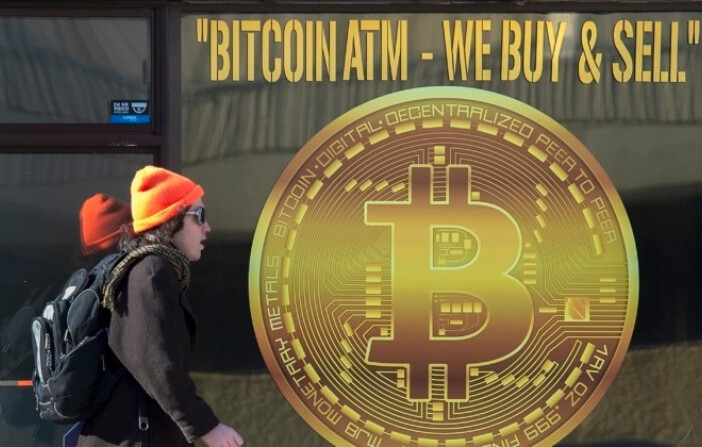 Un cartel anunciando un cajero automático de bitcoin en una tienda de Halifax, Canadá, el 4 de febrero de 2020. (Andrew Vaughan/The Canadian Press). 
