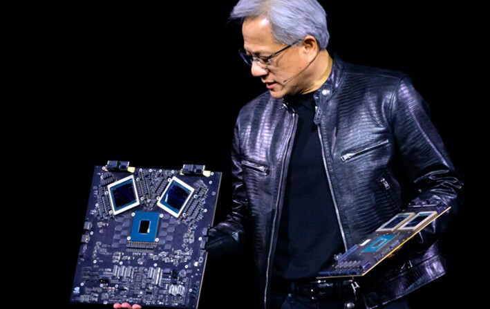 El director ejecutivo de NVIDIA, Jensen Huang, muestra productos en el escenario durante la conferencia anual de inteligencia artificial Nvidia GTC, en el SAP Center en San José, California, el 18 de marzo de 2024. (Josh Edelson/AFP vía Getty Images)