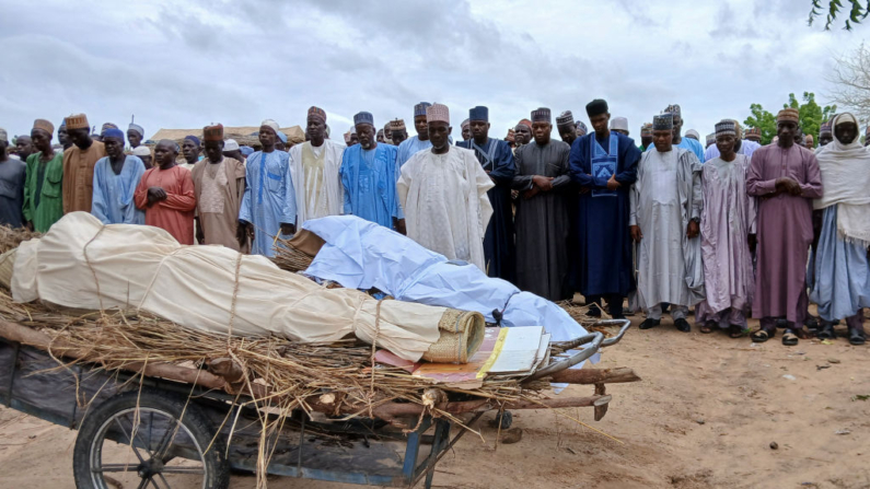 Los cuerpos de las víctimas de la explosión de una bomba descansan sobre carros durante sus funerales en Kawuri (Nigeria), el 1 de agosto de 2024. (AFP vía Getty Images)