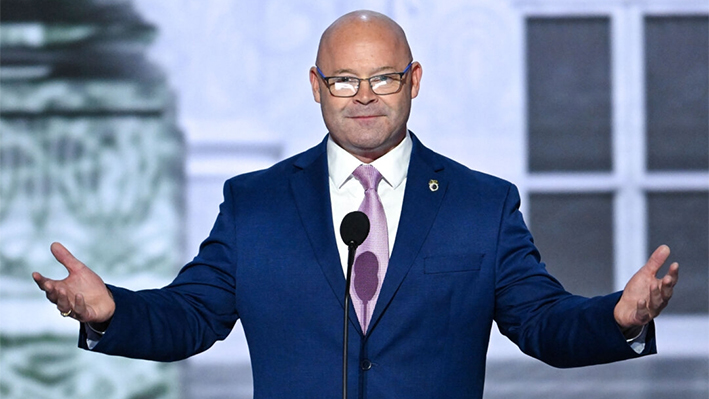 El presidente de la International Brotherhood of Teamsters, Sean O'Brien, habla durante el primer día de la Convención Nacional Republicana de 2024 en el Fiserv Forum de Milwaukee el 15 de julio de 2024. (Andrew Caballero-Reynolds/AFP)
