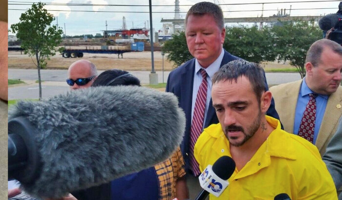 Derrick Dearman (derecha) es escoltado hasta la cárcel metropolitana del condado de Mobile, en Mobile, Alabama, el 22 de agosto de 2016. (Lawrence Specker/The Birmingham News vía AP)