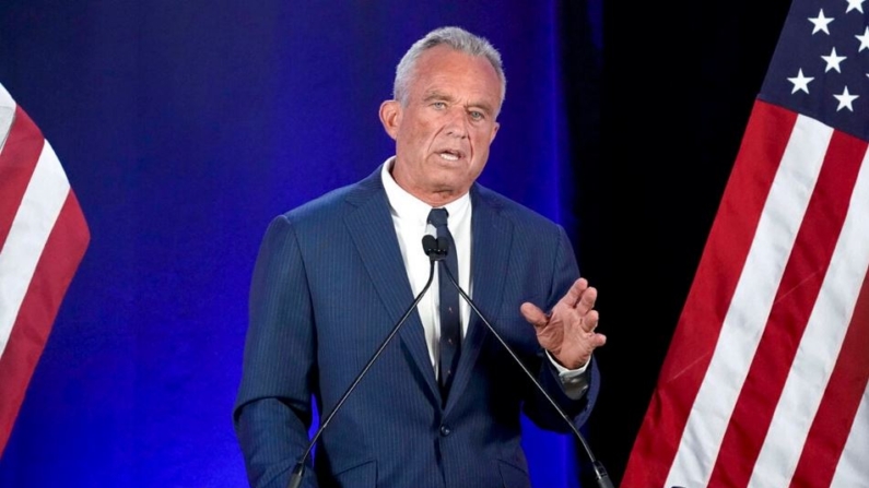 El candidato presidencial independiente Robert F. Kennedy Jr. anuncia que suspende su campaña presidencial durante una rueda de prensa, en Phoenix, el 23 de agosto de 2024. (Darryl Webb/Foto AP)