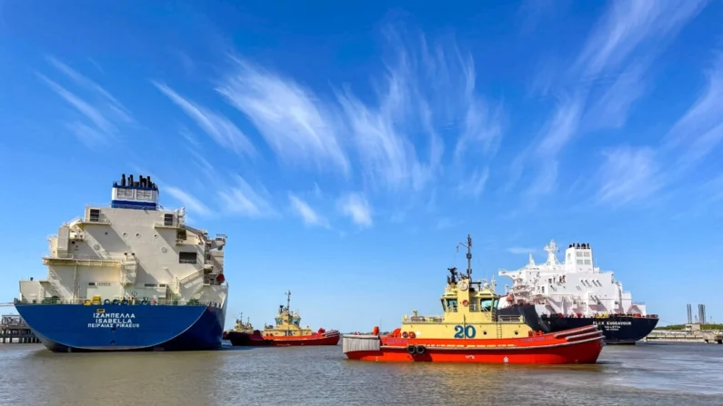 Un buque cisterna de GNL es guiado por remolcadores en la unidad de exportación de GNL Cheniere Sabine Pass, en la parroquia de Cameron, Luisiana, el 14 de abril de 2022. (Marcy de Luna/Reuters)