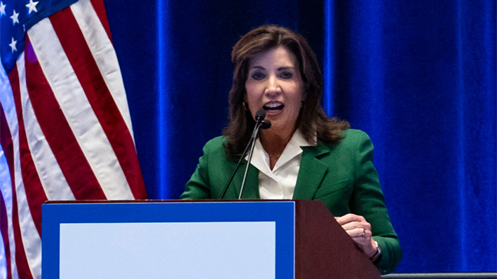 La gobernadora de Nueva York, Kathy Hochul, habla en el Hyatt Regency McCormick Place durante la Convención Nacional Demócrata en Chicago, Illinois, el 20 de agosto de 2024. (Madalina Vasiliu/The Epoch Times)
