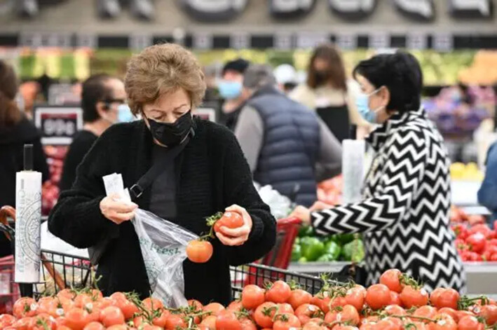 Un grupo de personas compra en un supermercado de Glendale, California, el 12 de enero de 2022. (Robyn Beck/AFP vía Getty Images)