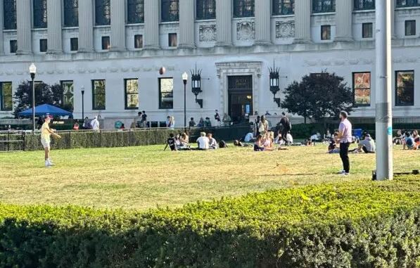 El césped de la Universidad de Columbia está libre y despejado, excepto para los estudiantes que estudiaban o jugaban a la pelota el 3 de septiembre de 2024. (Juliette Fairley)