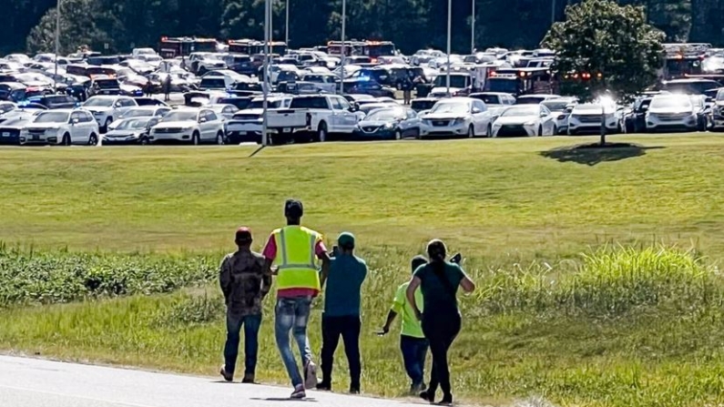 Estudiantes evacuados hacia un estadio de fútbol tras un tiroteo en la Escuela Secundaria Apalachee en Winder, Georgia, el 4 de septiembre de 2024. (Erin Clark vía AP)